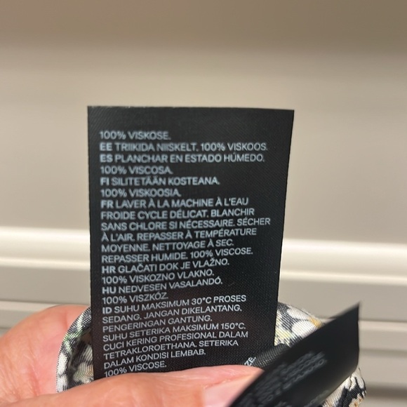 H&M Daisy print button front top - Picture 6 of 6